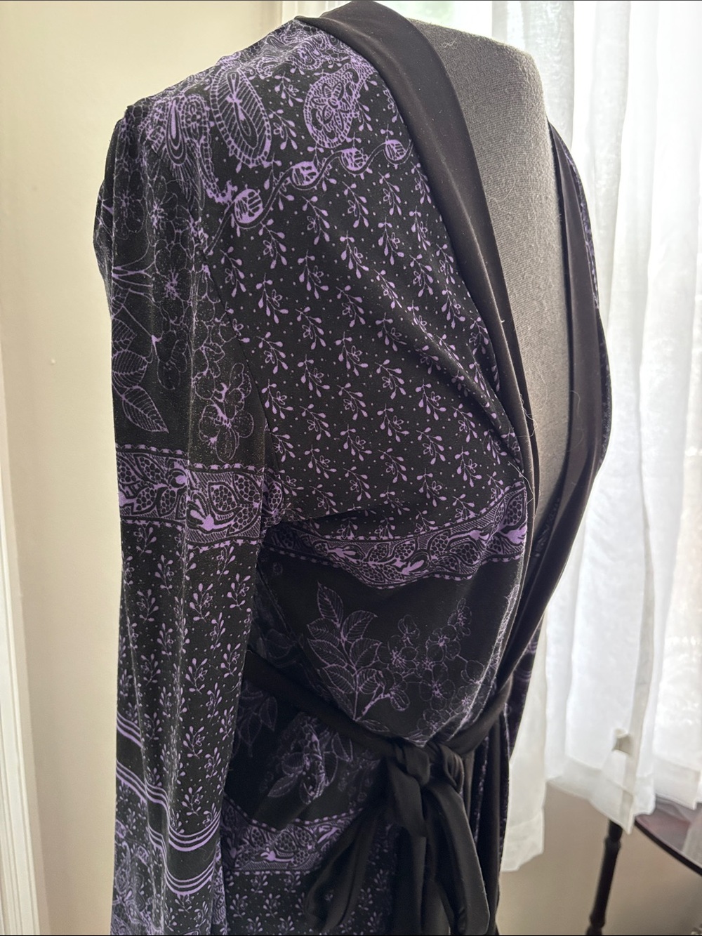 Black and Purple Patterned Robe - Picture 2 of 3